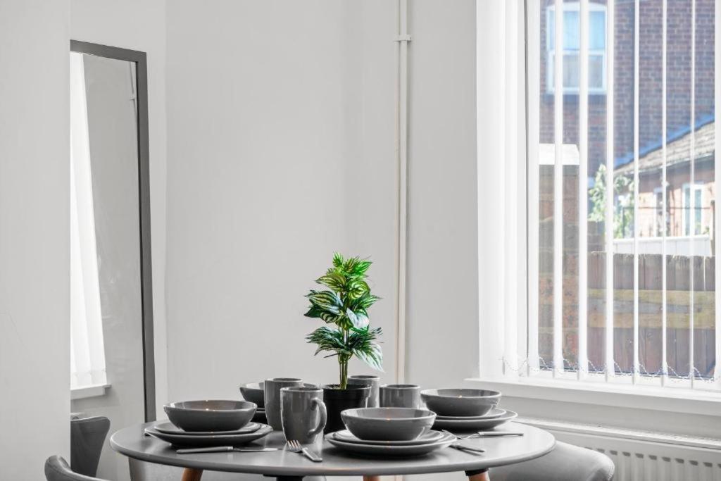 Modern Equipped 4 Bedroom House In Central Stoke-Free Parking Stoke-on-Trent Exterior foto